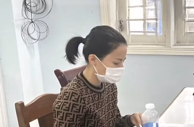  Người phụ nữ lừa đảo "chạy án", chiếm đoạt gần 7 tỷ đồng của đồng nghiệp: Chế Kim Mỹ Ngân (43 tuổi, trú quận 1, TP HCM) thấy đồng nghiệp cũ là anh N.Đ.V.T (trú TP Đà Nẵng) vào TP HCM theo lệnh triệu tập của cơ quan công an, Ngân cho biết mình có thể "chạy án" giúp để nhận tổng cộng 6,6 tỷ đồng rồi tiêu xài hết. Đầu tháng 2/2024, Công an TP Đà Nẵng đã di lý Chế Kim Mỹ Ngân về Đà Nẵng để phục vụ công tác điều tra làm rõ hành vi “Lừa đảo chiếm đoạt tài sản”. 