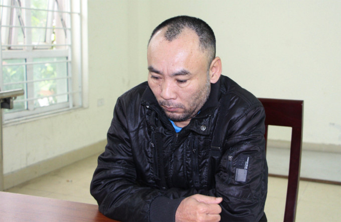  Lừa 'chạy án' 600 triệu đồng: Nguyễn Tiến Dũng (52 tuổi, ở Hà Nội) là lao động tự do nhưng khi gặp người thân của một bị can vụ án ma túy ở Nghệ An đã "nổ" có mối quan hệ thân thiết với các cơ quan tố tụng, có thể giúp chạy "trắng án" hoặc giảm nhẹ hình phạt. Tin lời, gia đình bị can đã đưa cho Dũng 600 triệu đồng làm chi phí lo lót. Dũng lấy tiền tiêu xài hết, không nhờ ai can thiệp vụ án. Khi gia đình bị can đòi lại tiền, Dũng cắt đứt liên lạc. Ngày 24/1, Dũng bị Công an tỉnh Nghệ An bắt giam về tội Lừa đảo chiếm đoạt tài sản. 