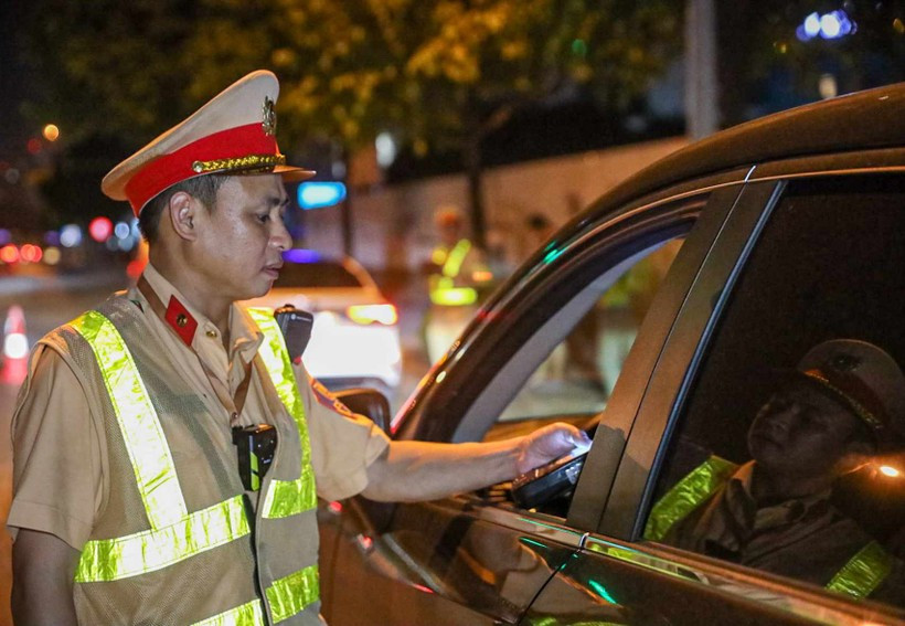  Xử phạt người phụ nữ lái xe giữa đêm khuya, không chấp hành kiểm tra nồng độ cồn: Ngày 13/7/2023, UBND tỉnh Quảng Trị đã quyết định xử phạt 35,6 triệu đồng với bà Trần Thị Hữu L (SN 1987, trú khu phố 2, phường 1, TP Đông Hà), đồng thời tước giấy phép lái xe vì vi phạm nồng độ cồn. Trước đó, vào lúc 23h57 ngày 1/7, tại số 55, đường quốc lộ 9, khu phố 1, phường 5, TP Đông Hà, tổ tuần tra kiểm soát của Đội CSGT – Trật tự, công an TP Đông Hà dừng ô tô biển kiểm soát 74A-025.18, yêu cầu kiểm tra nồng độ cồn của lái xe, là bà L. Tuy nhiên, bà L không chấp hành. Ngoài ra, bà L không mang theo giấy phép lái xe và giấy đăng ký ô tô. (Ảnh minh họa)