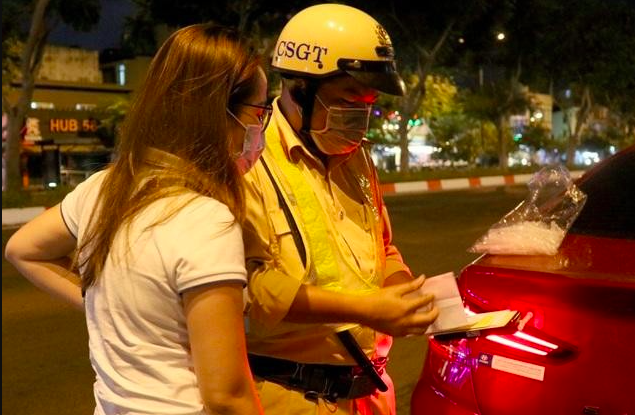  Xử phạt kịch khung nữ tài xế ở Quảng Ninh vi phạm nồng độ cồn: Lúc 1h29 ngày 13/3/2023, tại km119, Quốc lộ 18, TP Hạ Long, tỉnh Quảng Ninh, chị Nguyễn Thị H. (trú tại Uông Bí, tỉnh Quảng Ninh) bị Đội Cảnh sát giao thông số 2, Phòng Cảnh sát giao thông đường bộ, đường sắt yêu cầu dừng xe, kiểm tra nồng độ cồn, mức cồn đo được của chị H. là 0,469mg/lít khí thở, vượt mức cao nhất đối với hành vi vi phạm về nồng độ cồn. Với lỗi vi phạm này, chị H. bị xử phạt tiền là 35 triệu đồng, tạm giữ xe ô tô đến 10 ngày làm việc và tước quyền sử dụng giấy phép lái xe 23 tháng. 