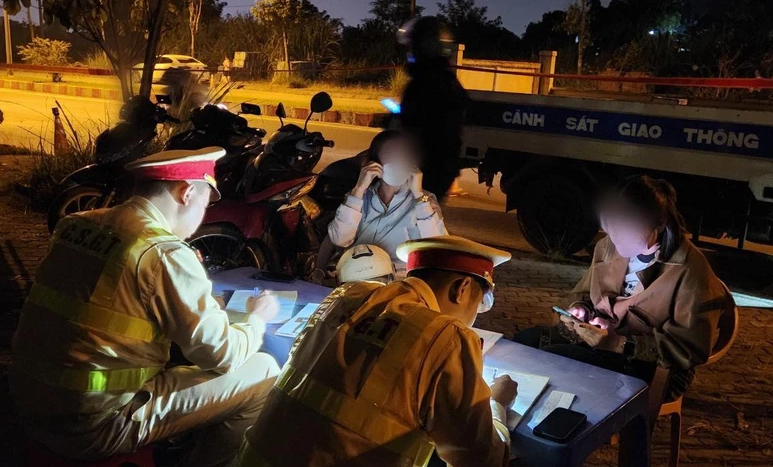  4 phụ nữ vi phạm nồng độ cồn ở Hòa Bình: Tối 23/10, tổ công tác của đội CSGT-TT, Công an TP Hoà Bình lập chốt kiểm tra nồng độ cồn trên đường Trần Quý Cáp, thuộc địa phận phường Tân Hoà, TP Hoà Bình. Khoảng gần 21h cùng ngày, tổ công tác dừng, kiểm tra 3 phụ nữ đi 3 xe máy. Kết quả cho thấy, những người phụ nữ này đều có nồng độ cồn chưa vượt quá 0,25mg/L khí thở. Tới khoảng 21h21, tổ công tác tiếp tục dừng, kiểm tra nồng độ cồn đối với một nữ điều khiển xe máy khác. Kết quả người này vi phạm nồng độ cồn ở mức 0,155mg/L khí thở. Được biết, cả 4 người vi phạm đều quen biết nhau và đang trên đường về nhà sau khi đi dự tiệc sinh nhật. 