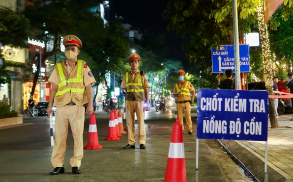  Một phụ nữ bị phạt kịch khung vì vi phạm nồng độ cồn: Tối 20/10/2023, Đội CSGT Bàn Cờ thuộc Phòng CSGT TP HCM (PC08) lập chốt tại giao lộ Cao Thắng – 3 tháng 2 thực hiện kiểm tra nồng độ cồn. 23h17 cùng ngày, chị Nguyễn Thị Mỹ T. (SN 1989, quê Bến Tre) đi xe máy qua chốt có biểu hiện say xỉn. Kiểm tra chị T cho kết quả nồng độ cồn lên đến 0,714mg/ L khí thở. Chị T cho hay, chị vừa trở về sau tiệc sinh nhật. Với vi phạm trên, chị T bị xử phạt từ 6 đến 8 triệu đồng, tạm giữ GPLX 23 tháng, tạm giữ phương tiện 7 ngày. (Ảnh minh họa)