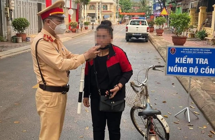  Xử phạt người phụ nữ đi xe đạp vi phạm nồng độ cồn: Sáng 29/3/2023, tại số 8 đường 20/11, thị trấn Yên Châu (tỉnh Sơn La), lực lượng Cảnh sát giao thông (CSGT) Công an huyện Yên Châu phát hiện bà L.T.N. (sinh năm 1976, ở bản Huổi Hẹ, xã Viêng Lán, huyện Yên Châu) đi xe đạp mà trong hơi thở có nồng độ cồn. Người phụ nữ này cho rằng đi xe đạp thì sẽ không bị cấm sử dụng rượu, bia. Sau khi được lực lượng chức năng giải thích, bà L.T.N. vui vẻ chấp hành ký vào biên bản vi phạm và cam kết sẽ không tái phạm. 