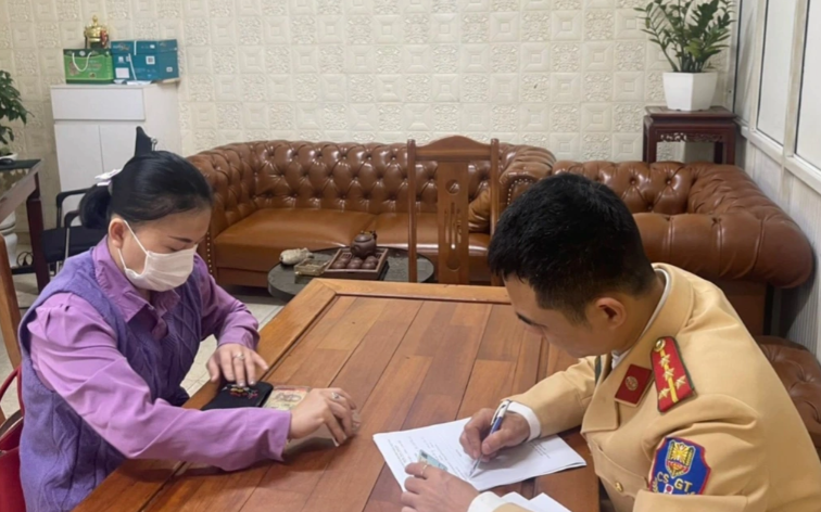  Người phụ nữ "dính cồn" trên phố Trần Cung bị phạt 35 triệu đồng: Ngày 11/3, Chủ tịch UBND TP Hà Nội đã ban hành Quyết định xử phạt vi phạm hành chính đối với bà L.H.T. (SN 1988, ở quận Tây Hồ, Hà Nội), về hành vi điều khiển ô tô mà trong hơi thở có nồng độ cồn. Theo đó, bà L.H.T. bị xử phạt với tổng số tiền là 35 triệu đồng tước quyền sử dụng giấy phép lái xe hạng B1, thời hạn 23 tháng. Trước đó, khoảng 23h ngày 5/3, bà L. H. T điều khiển ô tô trên đường Trần Cung đã va chạm với 1 xe máy đang dừng sát vỉa hè. 