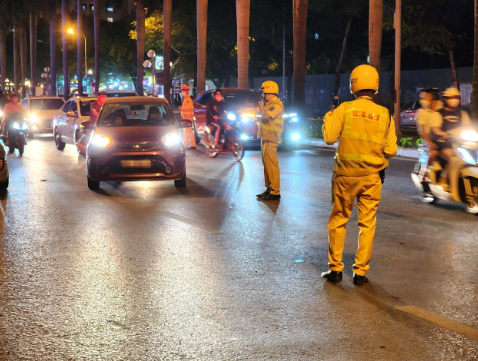  Một phụ nữ bị phạt 35 triệu đồng do vi phạm nồng độ cồn lúc nửa đêm: Ngày 4/10/2023, Phó Chủ tịch UBND tỉnh Hải Dương Lưu Văn Bản ký quyết định xử phạt bà Vũ Thị Th. (SN 1976, ở phường Cẩm Thượng, TP Hải Dương) 35 triệu đồng, đồng thời bị tước giấy phép lái xe đến hết thời hạn còn lại của giấy phép (ngày 13/5/2024). Trước đó, 0h ngày 15/9, bà Th. lái ô tô 34A-387.11 trên đường Trường Chinh (TP Hải Dương) thì bị lực lượng cảnh sát giao thông thổi nồng độ cồn, kết quả 0,594ml/l khí khở. (Ảnh minh họa) 