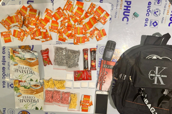  Vận chuyển ma túy ngụy trang trong gói cà phê, nước cam: Tháng 10/2023, Công an quận Hải Châu (Đà Nẵng) đã bắt giữ Nguyễn Phúc Hậu (29 tuổi, trú Đắk Lắk) và Phạm Văn Hoàng (23 tuổi, trú quận Cẩm Lệ) để điều tra hành vi mua bán, vận chuyển trái phép chất ma túy. Trước đó, tại khu vực chợ Miếu Bông (huyện Hòa Vang), trinh sát bắt quả tang Hoàng đang vận chuyển trái phép chất ma túy, thu giữ khoảng 1.000 viên thuốc lắc, 60 gói ma túy ngụy trang trong các gói nước trái cam, nước nho, cà phê và 5 gói ketamine.