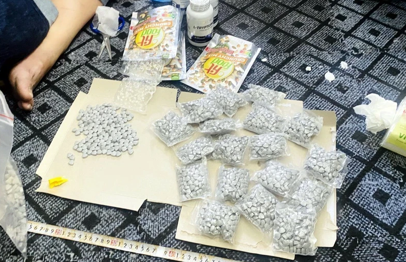  Hơn 2kg ma túy tổng hợp được ngụy trang trong hộp bánh kẹo, mỹ phẩm: Mới đây, vào tháng 2/2024, Công an tỉnh Quảng Bình đã bắt giữ Nguyễn Hùng Anh (SN 2005, trú tại phường Nam Lý, TP Đồng Hới) đang tàng trữ hơn 5.000 viên ma túy tổng hợp dạng thuốc lắc. Công an bắt quả tang Hùng Anh ôm một thùng carton, nhận từ chiếc ô tô giao hàng đến phòng trọ. Tiến hành kiểm tra, lực lượng chức năng phát hiện hơn 5.000 viên ma túy tổng hợp (trọng lượng hơn 2kg) được ngụy trang, cất giấu tinh vi trong các túi nylon, hộp nhựa chứa bánh kẹo, mỹ phẩm. 