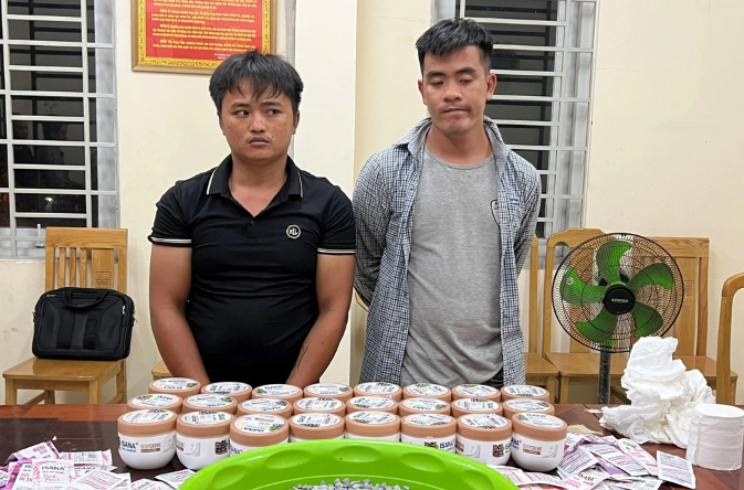  Tuồn 17.000 viên ma túy ngụy trang trong kem dưỡng da: Ngày 26/5/2023, tại phường Tân Biên, TP Biên Hòa, Đồng Nai lực lượng chức năng đã bắt quả tang Vũ Minh Phúc (29 tuổi, ngụ Đồng Nai) đang nhận kiện hàng chuyển phát, bên trong có khoảng 17.000 viên ma túy tổng hợp. Toàn bộ số ma túy được ngụy trang trong 24 hộp kem dưỡng da. Phúc khai nhận số ma túy trên được gửi từ nước ngoài về sân bay Nội Bài, sau đó, được chuyển phát vào TP Biên Hòa. Phúc sẽ tiếp tục giao ma túy cho một người (chưa rõ lai lịch) tại tỉnh Bình Dương. 