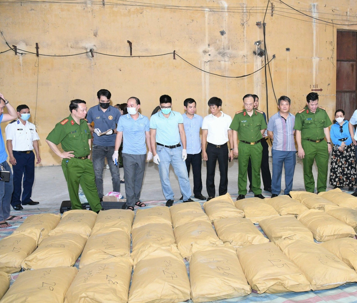  Bắt lô ma tuý 'khủng' hàng chục triệu USD ngụy trang trong xi măng: Ngày 24/11/2023, Cục Cảnh sát điều tra tội phạm về ma túy (Bộ Công an) đã thông tin về chuyên án triệt xóa đường dây sản xuất, vận chuyển trái phép chất ma túy xuyên quốc gia qua đường biển. Các đối tượng nhập cảnh vào Việt Nam, đặt khách sạn, thuê xe, phiên dịch, thuê kho và mua 100 tấn xi măng tập kết tại Hải Phòng. Số xi măng trên dùng để nguỵ trang cho lô hàng ma tuý hàng chục triệu USD, đang làm thủ tục xuất đi nước ngoài tiêu thụ qua tuyến đường biển. 