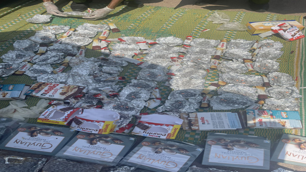  Phát hiện gần 30.000 viên ma túy tổng hợp ngụy trang trong bánh ngọt và mỹ phẩm: Ngày 17/5/2023, tại huyện Lục Nam, tỉnh Bắc Giang lực lượng công an phát hiện đối tượng vận chuyển số lượng lớn ma túy. Phạm Văn Long (SN 1996 trú huyện Lạng Giang) khai nhận là chủ nhân gần 30.000 viên nén ma tuý dạng kẹo được ngụy trang trong bánh ngọt và mỹ phẩm mua của một người không quen biết ở Hà Nội mang về Bắc Giang tiêu thụ. 