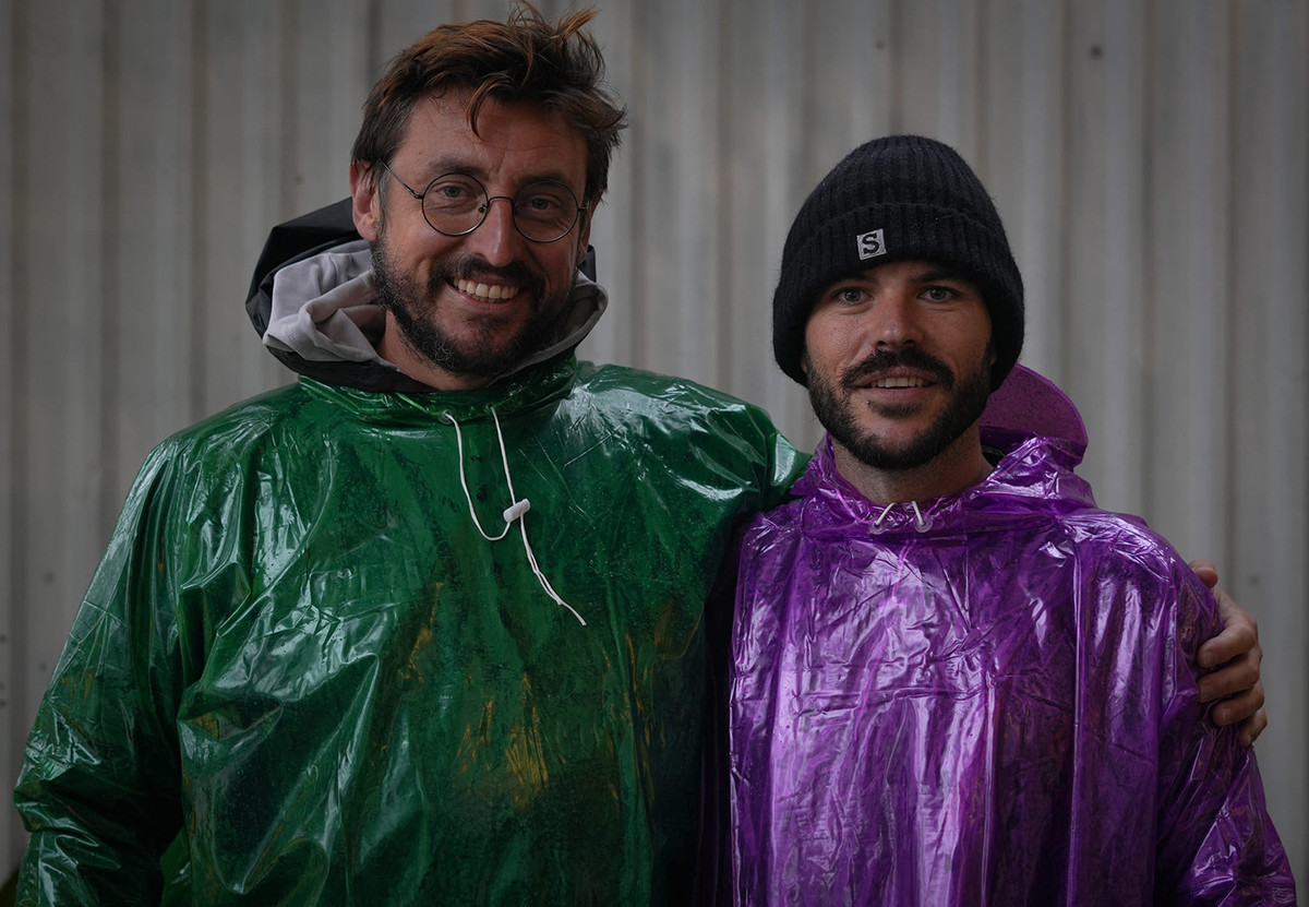 Hai thay giao di bo tu Ha Noi vao TP.HCM, gay quy cho tre em-Hinh-2