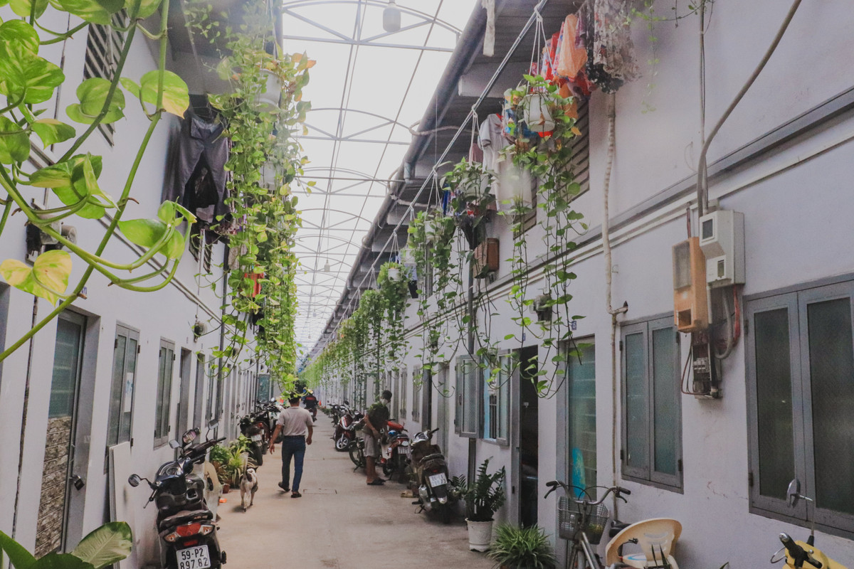 Vào thời điểm khám nghiệm, các trinh sát phát hiện người phụ nữ này có mặc chiếc quần công nhân của một công ty lớn có trụ sở tại Thái Nguyên và Bắc Ninh. Từ manh mối này, Công an tỉnh Thái Nguyên đã phát đi thông báo truy tìm, đồng thời tiến hành rà soát toàn bộ các khu nhà trọ liên quan đến nhà máy trên xem có nữ giới nào mất tích hay không? (Ảnh minh họa, nguồn internet)