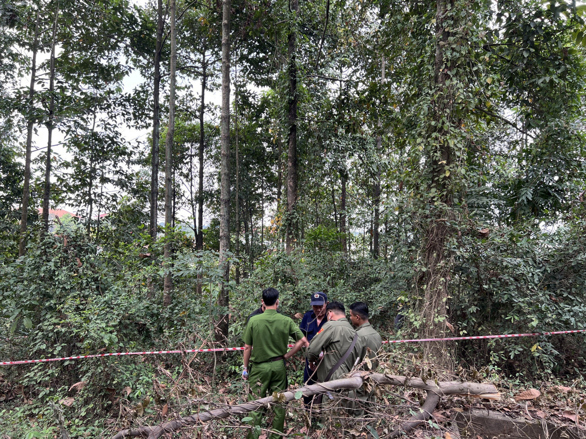 Khi đi, chị M. sử dụng xe máy hiệu Honda Wave, cầm theo điện thoại di động. Thời điểm chị M tử vong, những tài sản trên đã không còn ở hiện trường. Chắc chắn, đây là vụ án giết người để cướp tài sản. Hiện trường vụ án là nơi vắng vẻ, thường người ngoài rất ít khi biết hoặc đến đây. Nhiều khả năng, hung thủ là kẻ thông thạo địa bàn, thậm chí là người địa phương mới có thể điều nạn nhân đến và ra tay sát hại. (Ảnh minh họa, nguồn internet)