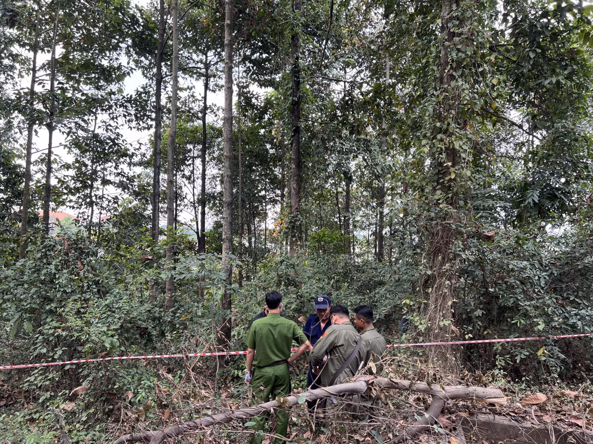 Khi đi, chị M. sử dụng xe máy hiệu Honda Wave, cầm theo điện thoại di động. Thời điểm chị M tử vong, những tài sản trên đã không còn ở hiện trường. Chắc chắn, đây là vụ án giết người để cướp tài sản. Hiện trường vụ án là nơi vắng vẻ, thường người ngoài rất ít khi biết hoặc đến đây. Nhiều khả năng, hung thủ là kẻ thông thạo địa bàn, thậm chí là người địa phương mới có thể điều nạn nhân đến và ra tay sát hại. (Ảnh minh họa, nguồn internet)