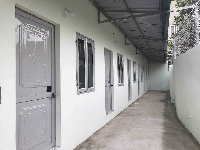 Tìm tới nhà, Hưng đã không ở đó từ lâu. Qua các nguồn thông tin, trinh sát phát hiện Hưng có 1 người bạn gái đang làm việc tại Bắc Ninh. Quá trình theo dõi, đến ngày 11/11, thấy Hưng ra khỏi phòng trọ ở Bắc Ninh, các trinh sát đã ập vào bắt giữ. Công an thu giữ 1 chiếc quần của Hưng có vết màu nâu nghi máu. Kết quả cho thấy, vết nâu trên quần Hưng là máu của chị M, mẫu ADN trên móng tay của nạn nhân trùng với ADN của Hưng. (Ảnh minh họa, nguồn internet)