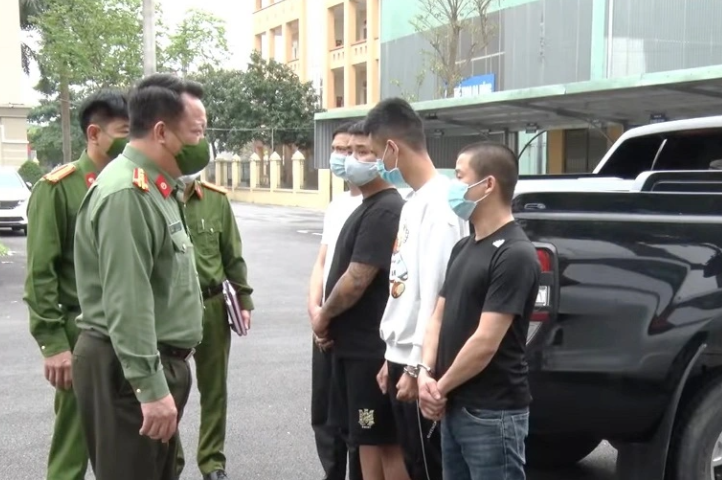  4 thành viên trong hội "vỡ nợ thích làm liều" rủ nhau đi cướp điện thoại: Ngày 24/3/2022, Công an TP Phủ Lý, tỉnh Hà Nam đã bắt giữ nhóm đối tượng cướp giật iPhone. Các đối tượng khai nhận, do nợ nần nên đã vào facebook tham gia "hội những người vỡ nợ thích làm liều". Sau quá trình trò chuyện, bàn bạc, đến chiều 21/3, các đối tượng rủ nhau thuê ô tô từ Việt Trì - Phú Thọ về TP Phủ Lý - Hà Nam, đến cửa hàng điện thoại FPT shop giả vờ mua điện thoại rồi lợi dụng sơ hở để cướp giật chiếc điện thoại iPhone 13 Pro Max, trị giá khoảng 37 triệu đồng.