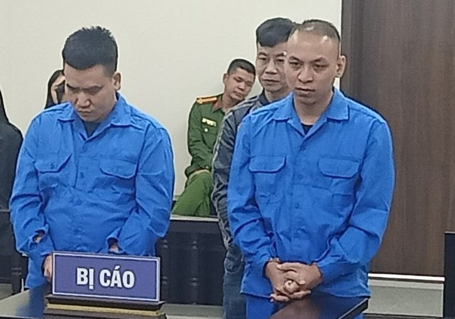  Quen qua "Hội những người vỡ nợ muốn làm liều" rồi rủ nhau cướp ngân hàng: Ngày 28/3/2023, TAND Hà Nội đã tuyên phạt Nguyễn Văn Hiếu (32 tuổi) tổng hợp 30 năm tù về các tội cướp tài sản, Lừa đảo chiếm đoạt tài sản, Làm giả con dấu... Nguyễn Thanh Tùng (42 tuổi) 17 năm tù tội cướp tài sản; Bùi Văn Hậu (39 tuổi) 14 năm tù tổng hợp 2 tội trên. Theo đó, Hiếu tham gia vào nhóm facebook “Hội những người vỡ nợ muốn làm liều” và “Hội những người anh em nợ nần chồng chất”, sau đó cùng đồng phạm đi cướp tiền tại ngân hàng và nhà dân. Ngoài ra, Hiếu còn thuê ô tô tự lái trị giá hàng tỷ đồng để mang đi cầm cố. (Bị cáo Hiếu (bên phải) và đồng phạm tại phiên tòa) 