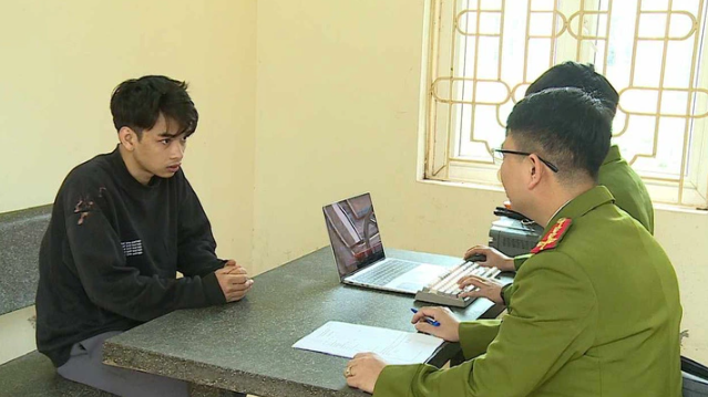  3 kẻ cướp 1 tỷ đồng quen nhau qua 'hội những người vỡ nợ muốn làm việc liều': Ngày 13/3, Công an tỉnh Vĩnh Phúc cho biết đã bắt được hai trong ba nghi phạm tham gia cướp 1 tỉ đồng của người phụ nữ vừa rút ở ngân hàng ở Vĩnh Phúc. Còn một tên đang bị công an truy nã. Do nợ nần, thiếu tiền tiêu xài, ba nam thanh niên tham gia nhóm Facebook “hội những người vỡ nợ muốn làm việc liều - toàn quốc", rồi hẹn nhau đi cướp. (Ảnh đối tượng Nguyễn Hoài Nam)