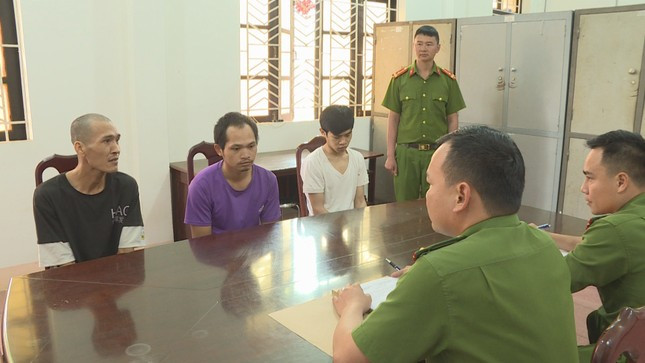  Bắt nhóm cướp thuộc 'Hội những người vỡ nợ muốn làm liều': Ngày 21/2/2023, Công an huyện Krông Năng (Đắk Lắk) cho biết, vừa phối hợp Phòng Cảnh sát hình sự (Công an tỉnh) ngăn chặn kịp thời 3 đối tượng chuẩn bị hung khí đi cướp. Các đối tượng gồm: Dương Hoàng Kiên (28 tuổi), Trần Văn Tường (22 tuổi) và Phạm Văn Tuân (38 tuổi). Qua kiểm tra, lực lượng công an thu giữ 2 kích điện, 3 con dao, cây rựa, xà beng, cưa cầm tay và nhiều hung khí khác. Tại cơ quan công an, các đối tượng khai do nợ nần, nên tham gia “Hội những người vỡ nợ muốn làm liều”, hẹn nhau đến huyện Krông Năng cướp tài sản, để trả nợ. 