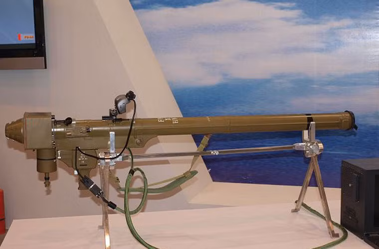 Tổ hợp tên lửa phòng không vác vai FN-6 do Tổng Công ty Xuất - Nhập khẩu máy móc chính xác Trung Quốc (CNPMIEC) thiết kế và sản xuất cho Quân dội Trung Quốc và phục vụ xuất khẩu. Loại tên lửa này được cho là tham chiến lần đầu vào ngày 25/2/2013, khi đó quân nổi dậy Syria đã sử dụng FN-6 bắn hạ một trực thăng Mi-8 của Không quân Syria ở sân bay Menagh, Aleppo.