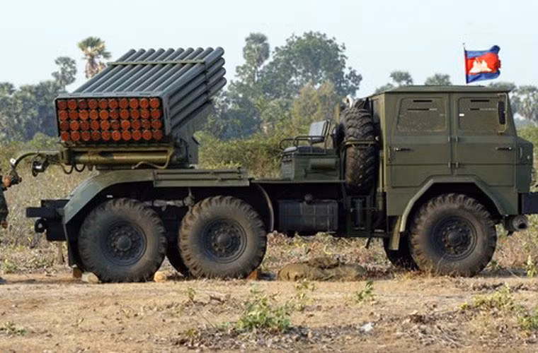 Pháo binh Campuchia thì được nâng cấp sức mạnh với hệ thống pháo phản lực phóng loạt Type 81 40 nòng 122mm.