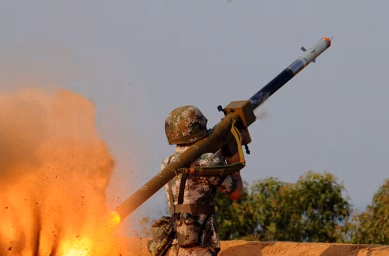 Theo tạp chí Jane's, FN-6 được xếp vào tổ hợp tên lửa vác vai thế hệ 3, trang bị đầu tự dẫn hồng ngoại kĩ thuật số rất hiện đại có thể kháng cự các biện pháp gây nhiễu bằng pháo sáng, phân biệt được nguồn nhiệt (ánh sáng mặt trời, lửa). Ngoài ra, FN-6 có thể trang bị thêm các khí tài trinh sát đêm và hệ thống nhận diện địch - ta khi cần.