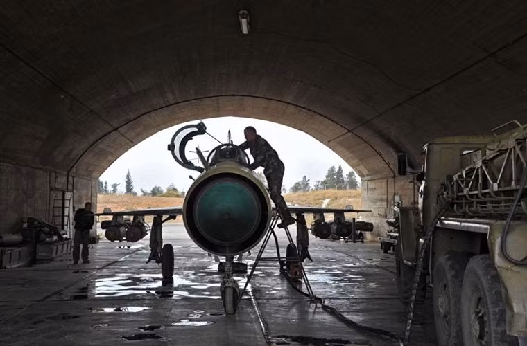 Mặc dù phiến quân IS và các lực lượng nổi dậy khác ở Syria đã chiếm giữ phần lớn tỉnh Hama, tuy nhiên căn cứ không quân Syria tại đây vẫn được giữ vững suốt thời gian qua.