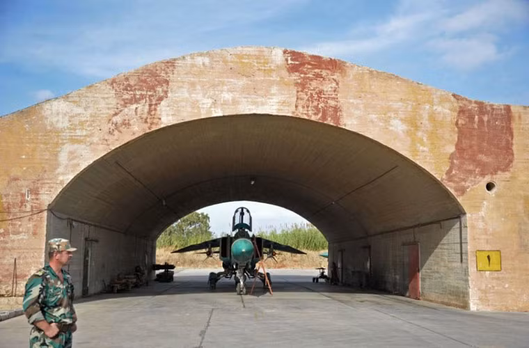 Căn cứ Không quân Hama trước là nơi đóng quân của hai liên đội 679 và 680 trang bị tiêm kích MiG-21MF/UM, tuy nhiên ở đây hiện xuất hiện thêm một số máy bay tiêm kích MiG-23 không rõ thuộc đơn vị nào.