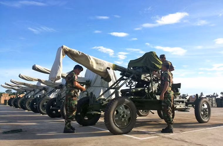 Ngoài FN-6, hiện Quân đội Campuchia sở hữu số lượng khá lớn các loại vũ khí do Trung Quốc chế tạo. Ảnh: 6 khẩu pháo phòng không Type 74 37mm 2 nòng được Trung Quốc viện trợ hồi năm 2015.