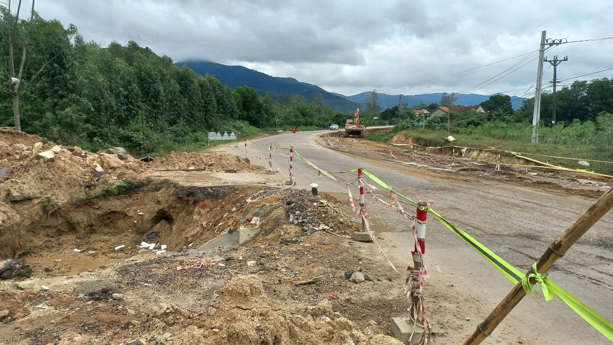 Vu TNGT tai QL19 khien mot co giao thiet mang: Trach nhiem don vi thi cong?