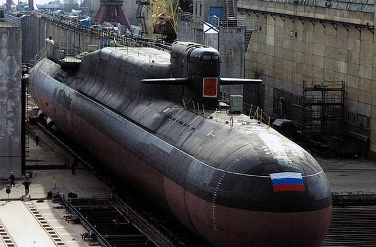 Thiết kế đặc biệt, cái lưng gù của tàu ngầm K-114 Tula chính là nơi đặt hệ thống vũ khí mạnh nhất của tàu này – hệ thống tên lửa đạn đạo liên lục địa với 16 ống phóng thẳng đứng.