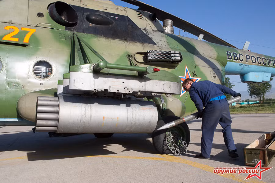 Cán bộ kỹ thuật lắp rocket 80mm cho trực thăng Mi-8AMTSh-B. Nguồn ảnh: Arms-Expo