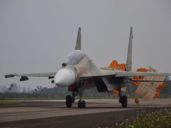 Ngoài thành tựu về tăng hạn Su-22, Su-27, Việt Nam đang có những bước đi nhanh chóng làm chủ công nghệ sửa chữa lớn dòng máy bay chiến đấu hiện đại Su-30MK2. Nếu thành công, A32 sẽ góp phần giúp Nhà nước tiết kiệm hàng tỷ đồng mỗi năm sửa chữa, bảo dưỡng Su-30. Nguồn ảnh: Báo Phòng không – Không quân