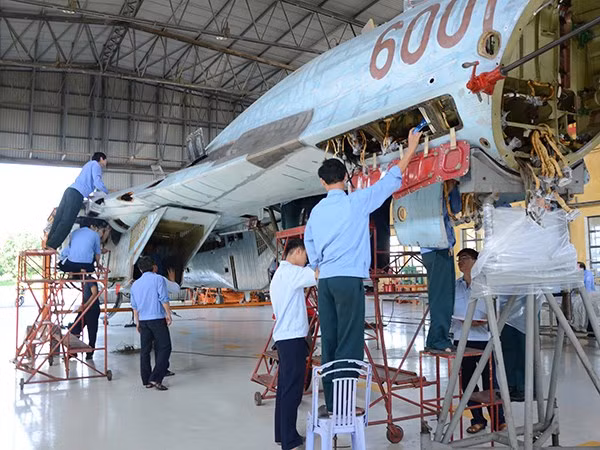 Trong bài viết mới đây trên báo QĐND, những tiến bộ “chóng mặt” này đã được đề cập rõ nét. Cụ thể, trong thời gian gần đây, Nhà máy A32 (Cục Kỹ thuật, Quân chủng Phòng không – Không quân) đã sửa chữa và đưa vào bay thử thành công 30 máy bay các loại, bảo đảm tốt chỉ số kỹ thuật và bàn giao cho các đơn vị. Nguồn ảnh: Báo Phòng không – Không quân