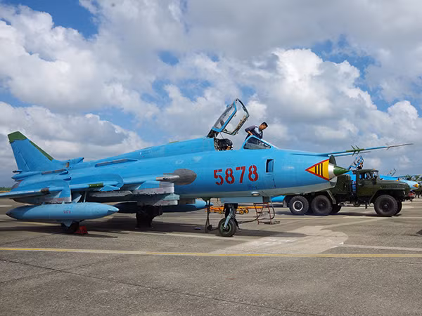 Mặc dù nằm ở thế hệ cũ hơn so với Su-27 thế nhưng việc đại tu dòng máy bay này lại khó hơn vì ở Nga người ta đã thôi sử dụng chúng từ lâu. Dịch vụ sửa chữa, nâng cấp từ Sukhoi và các nhà máy hàng không ở Nga cũng không còn đảm bảo cho Su-22. Chính vì vậy, việc Việt Nam tự đại tu, tăng hạn được Su-22 phải coi là “điều kỳ diệu”. Nguồn ảnh: Báo Phòng không – Không quân