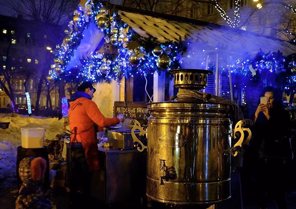 Bánh kếp bán ở một quầy hàng ăn ven đường trên đại lộ này. Ảnh Sputnik