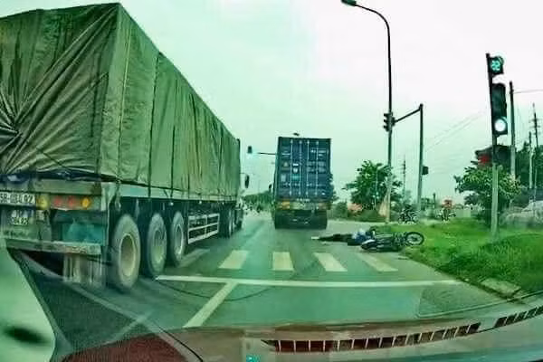 Tai xe dam nu sinh tu vong roi bo chay bi tam giu hinh su