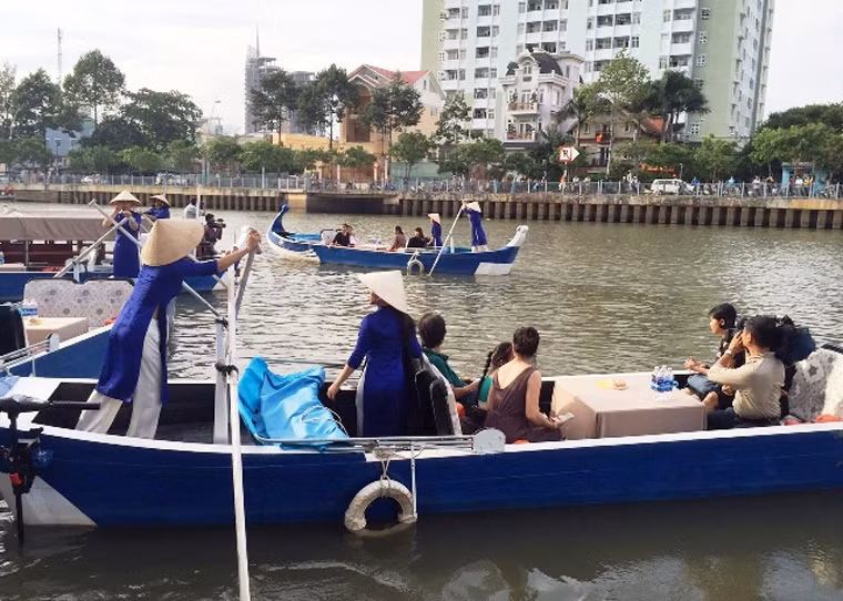 Sau gần 3 tháng triển khai, chiều ngày 1/9, Sở Du lịch TP HCM chính thức khai trương tuyến du lịch nội đô trên kênh Nhiêu Lộc - Thị Nghè. Ảnh:VGP/Thanh Thủy.