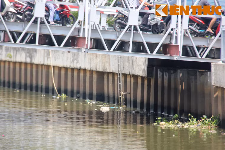 Theo ghi nhận của PV Kiến Thức vào trưa ngày 4/9, trên tuyến kênh Nhiêu Lộc- Thị Nghè đoạn từ nhà ga bến thuyền (đường Hoàng Sa, gần cầu Thị Nghè, quận 1) đến cuối tuyến cạnh chùa Chantaransay (quận 3), dọc 2 bên bờ kênh đầy rác thải bốc mùi hôi thối nồng nặc.