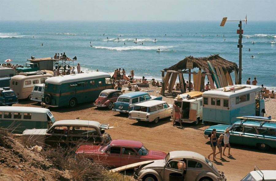 Cảnh đông đúc trên bãi biển Malibu ở California hồi thập niên 1960.