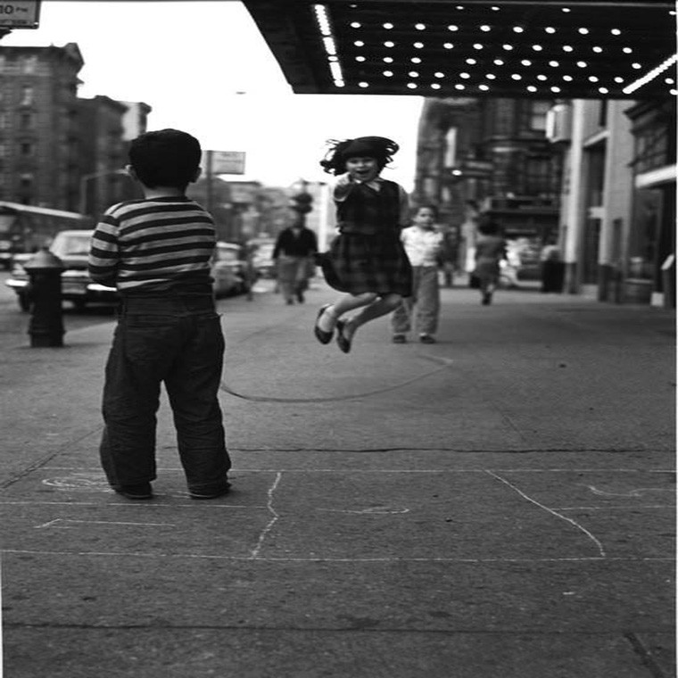 Bé gái chơi nhảy dây trên đường phố năm 1961.