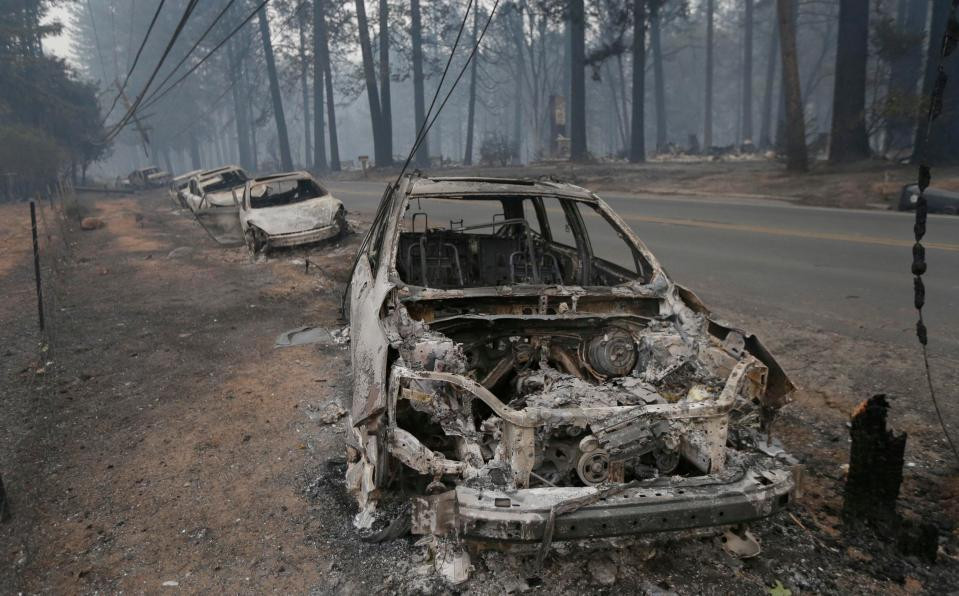 Những chiếc ô tô còn trơ khung bị bỏ lại trên một con đường ở thị trấn Paradise, nơi chịu ảnh hưởng nặng nề bởi những vụ cháy rừng dữ dội vài ngày qua.