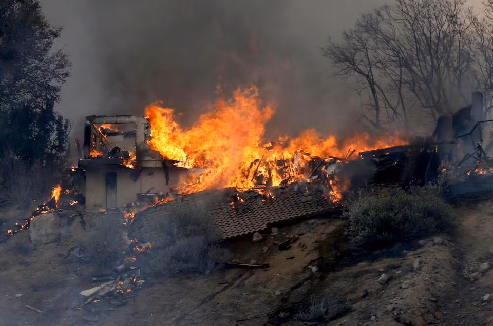 Một ngôi nhà gần như bị phá hủy hoàn toàn trong đám cháy Woolsey ở Bell Canyon.