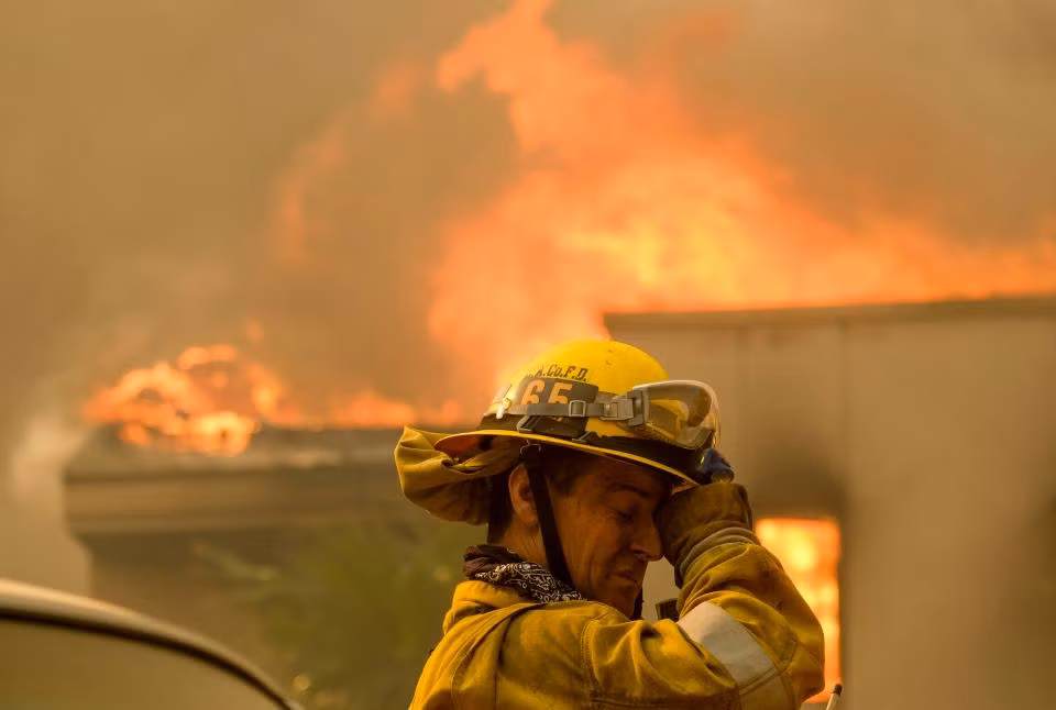 Lực lượng cứu hỏa cho biết, 11 người thiệt mạng do mắc kẹt trong ô tô.