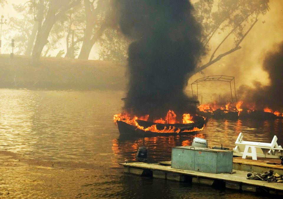 Ngay cả những chiếc thuyền trên hồ Malibu cũng bốc cháy cho thấy sức tàn phá khủng khiếp của những đám cháy rừng này.