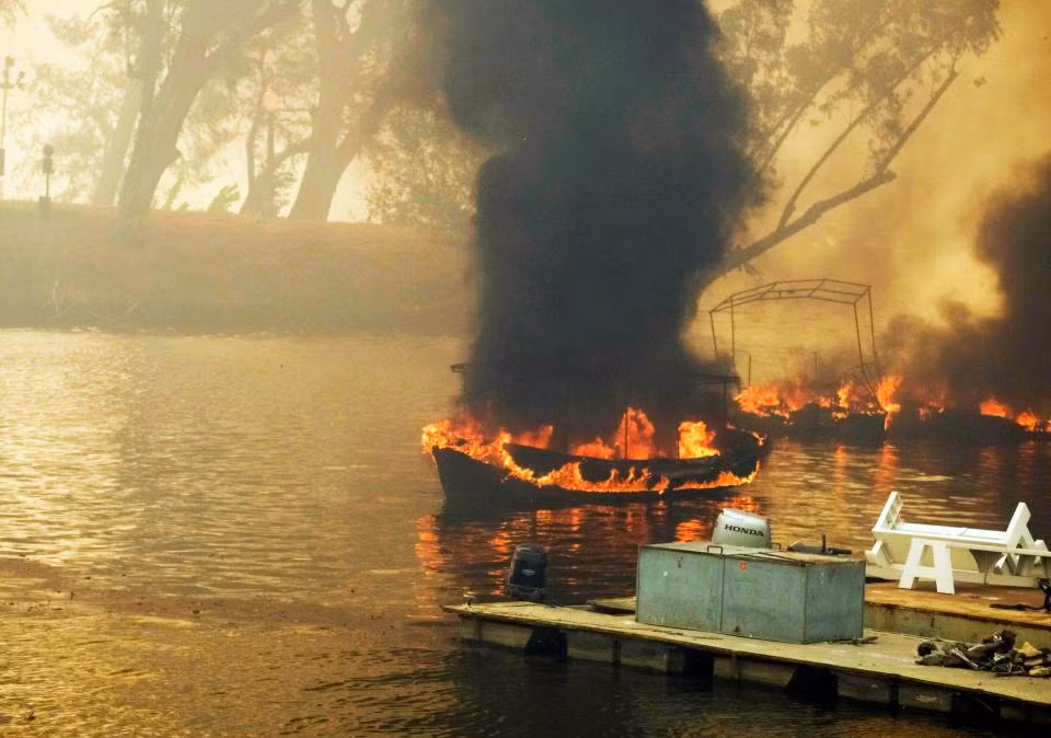 Ngay cả những chiếc thuyền trên hồ Malibu cũng bốc cháy cho thấy sức tàn phá khủng khiếp của những đám cháy rừng này.