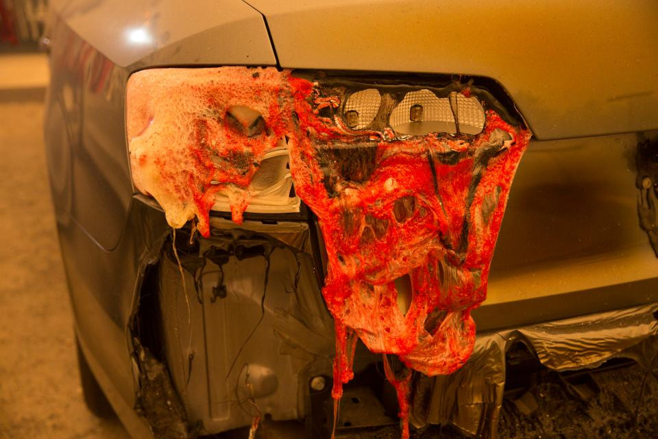 Đèn sau của chiếc ô tô tan chảy do sức nóng của đám cháy Camp ở Paradise.