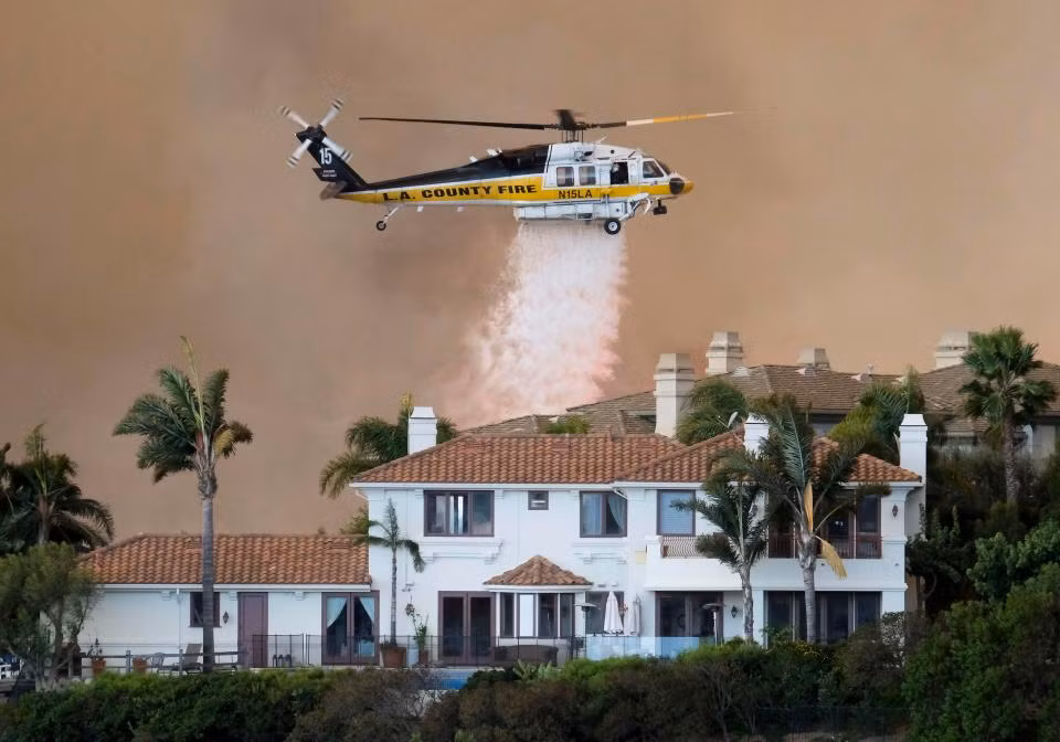 Trực thăng phun nước dập lửa ở Malibu.