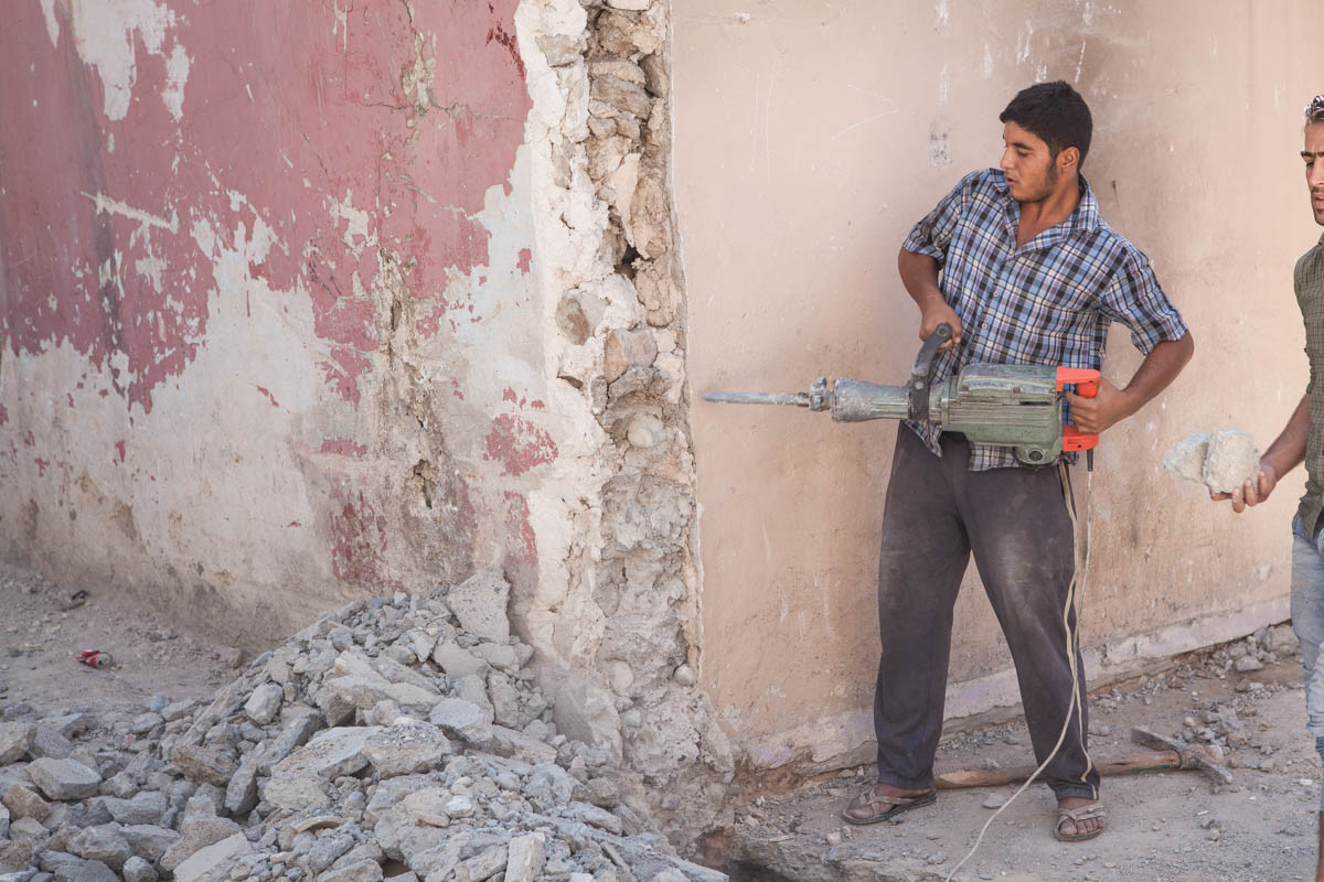 Ahmed Al Ebadi đã phải vay của bạn bè 500 USD để tu sửa ngôi nhà của mình. Tuy nhiên, để sửa cả ngôi nhà này sẽ phải tốn hơn 5.000 USD. “Nhìn bên ngoài tôi vẫn sống, nhưng trong lòng tôi như đã chết”, Ahmed chia sẻ.