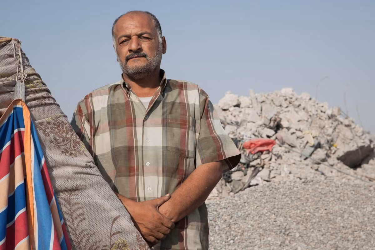 Ông Mohammed Hazim Abbas, 52 tuổi, phải dựng tạm túp lều phía trước ngôi nhà đổ nát của ông để ở.